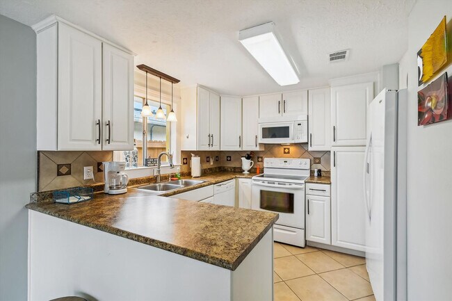 Building Photo - 5710 Sunset Ave