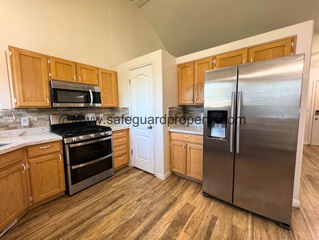 Building Photo - Welcoming Multi-Level Home for Rent in Wes...