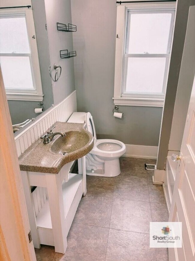 Building Photo - Updated 2 bed 1 bath townhome
