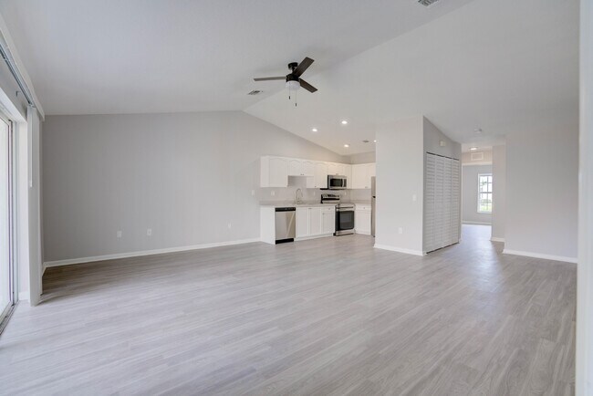 Building Photo - 9240 Roan Ln