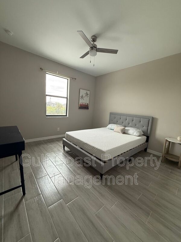 Building Photo - 2609 NE 5th Pl