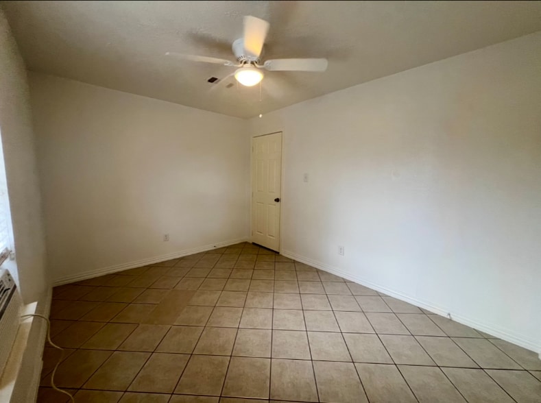 Building Photo - 831 Deerpass Dr