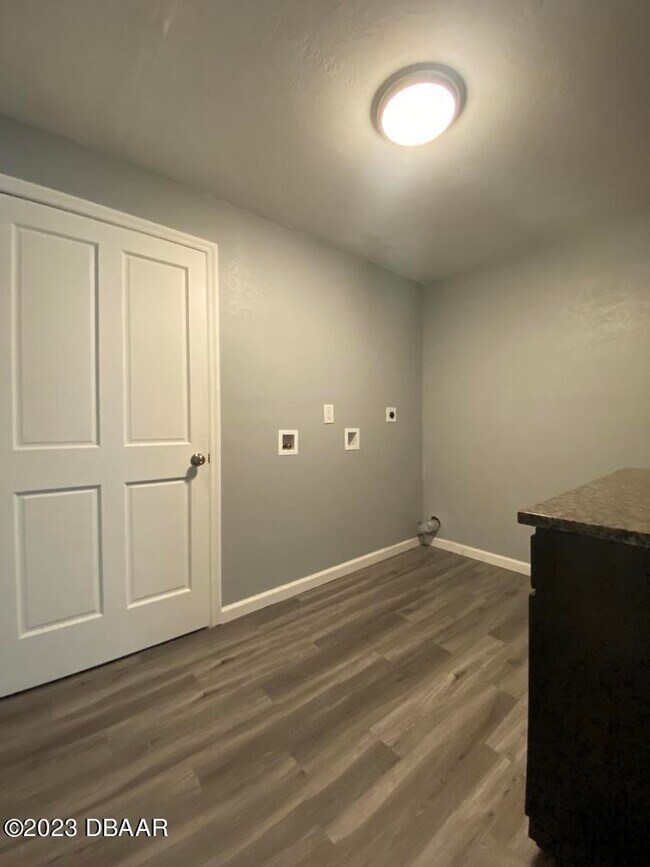 Building Photo - 215 N Oleander Ave