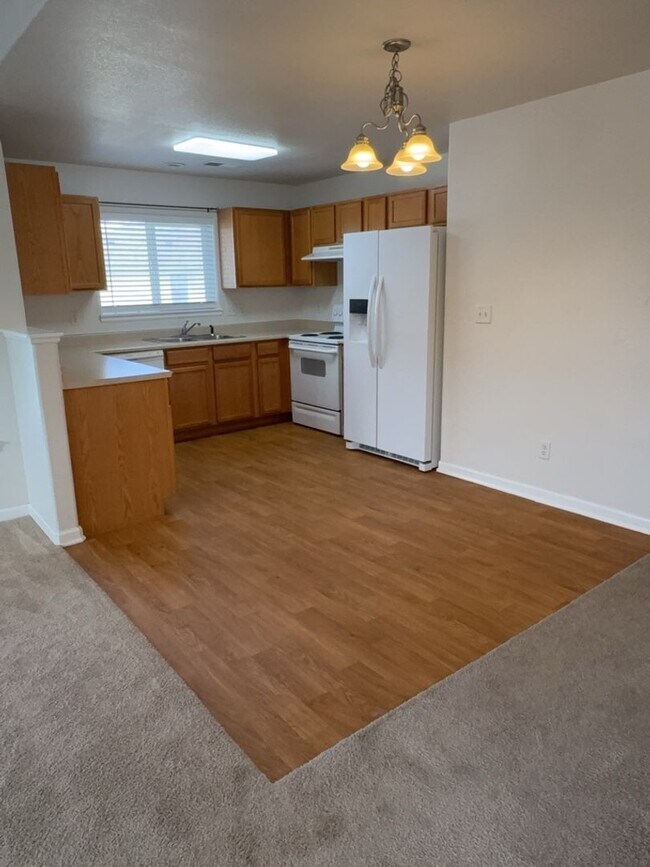 Building Photo - Spacious 2 Bed, 2 Bath Condo