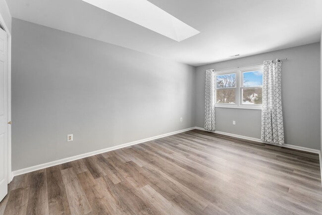 Building Photo - "Charming 4-Bedroom Retreat with Sun Room Scenic Views