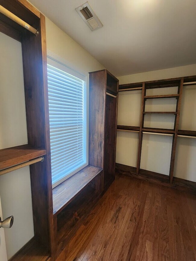 Building Photo - $2500 - 5 Bedrooms 3 Baths + Bonus Room