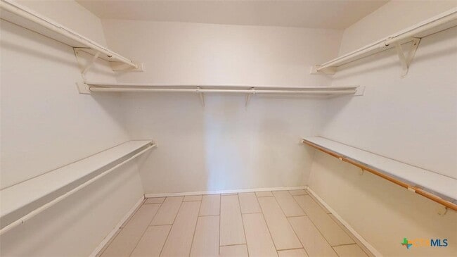 Building Photo - 411 Tomahawk Dr