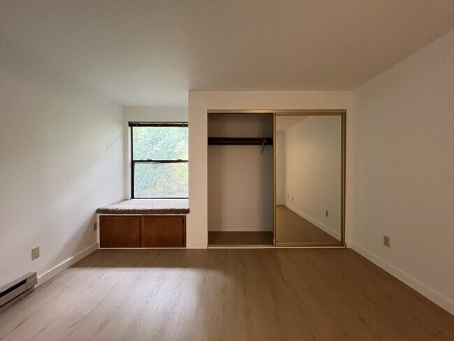 Building Photo - Beautiful Upper-Level Condo in the Heart of Multnomah Village with Private Covered Balcony and In...