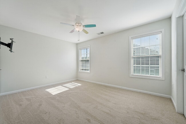 Building Photo - 2312 Longmont Dr