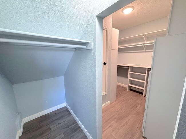 Building Photo - Gorgeous 5bed/3bath Refrig A/C with 2 Master Bedrooms!