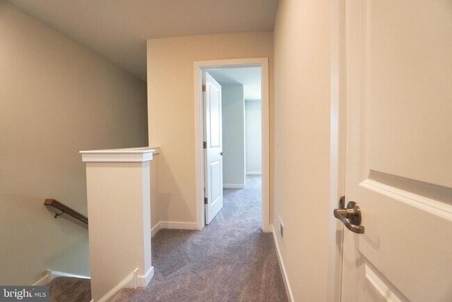 Building Photo - 4823 Lincoln Aly
