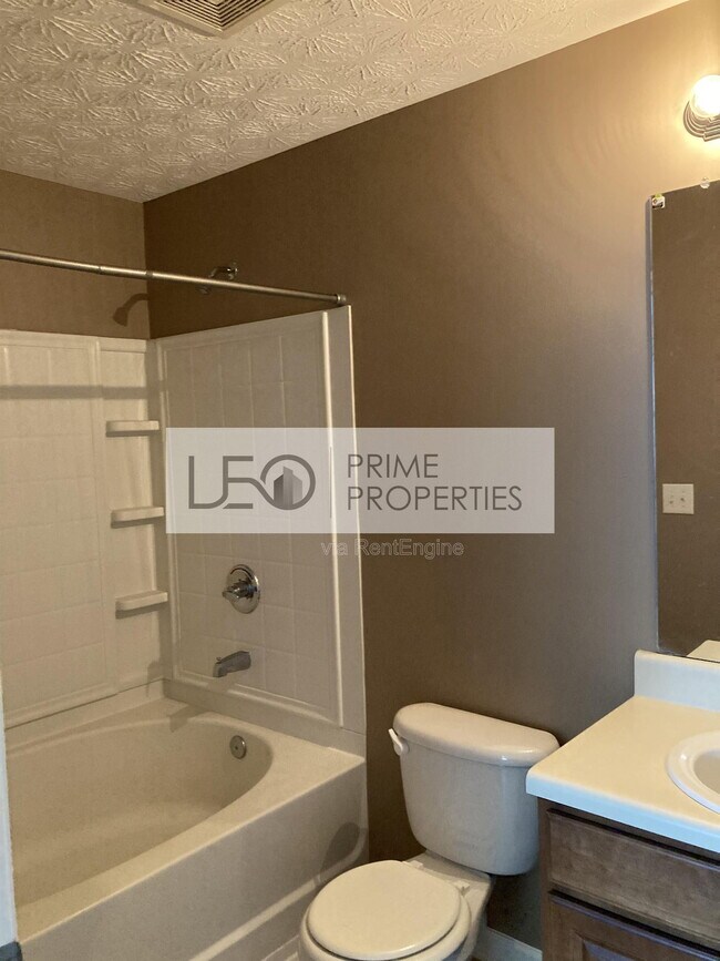 Building Photo - 7201 Fairington Ridge Cir