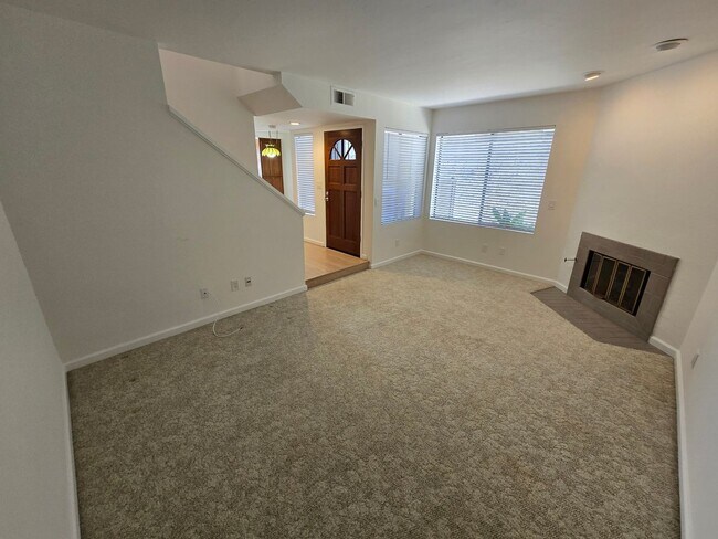 Building Photo - 2 Bed, 2.5 Bath Townhome in Pacific Beach