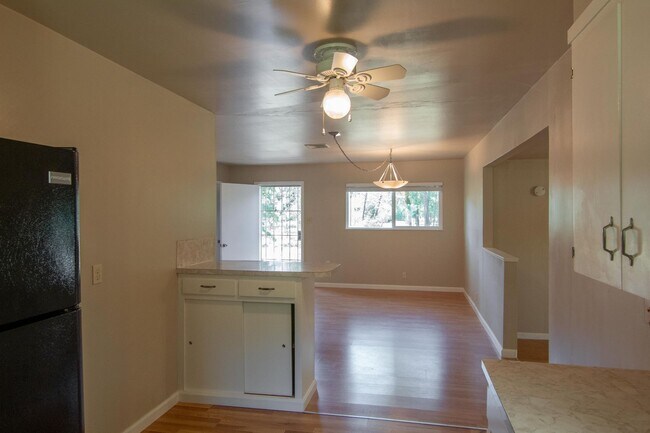 Building Photo - 2 Bedroom North Redding Home with Bonus Room. Completely Fenced!