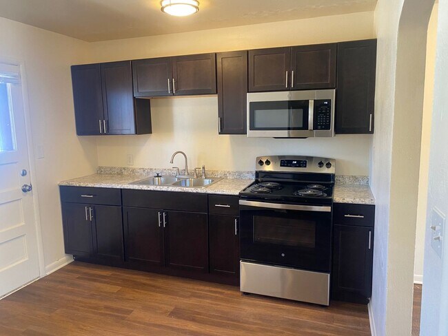 Building Photo - Newly Renovated 2BR | Courtyard & back patio | Lots of natural light