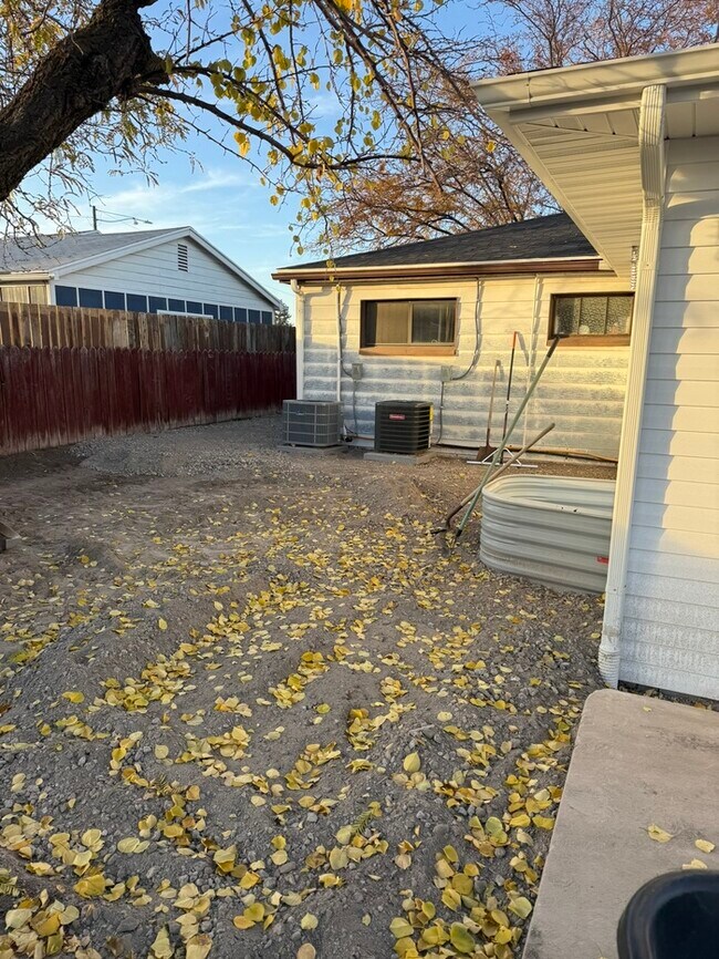 Building Photo - Remodeled duplex - back unit