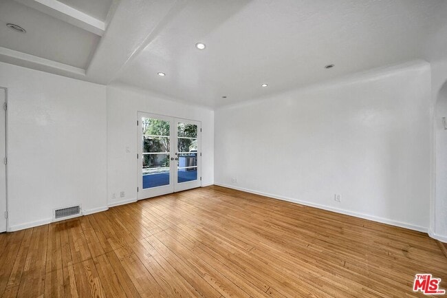 Building Photo - 333 S Roxbury Dr