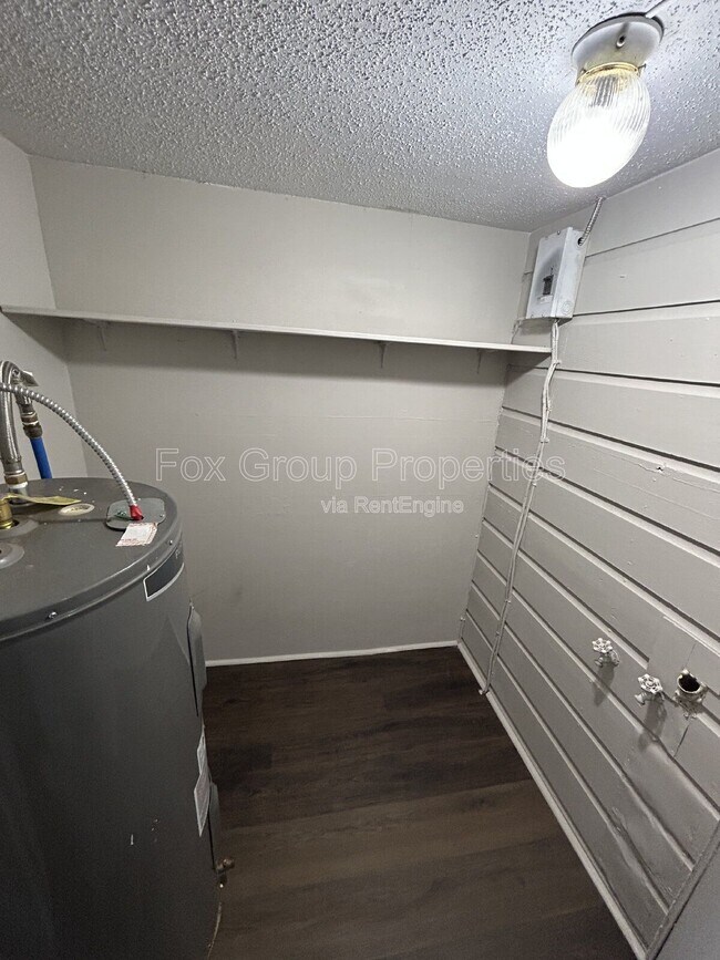 Building Photo - 402 S Yates St