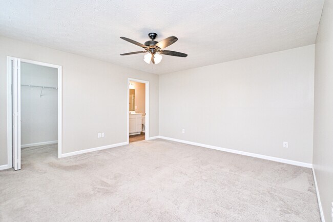 Building Photo - 5697 Julia Kate Dr