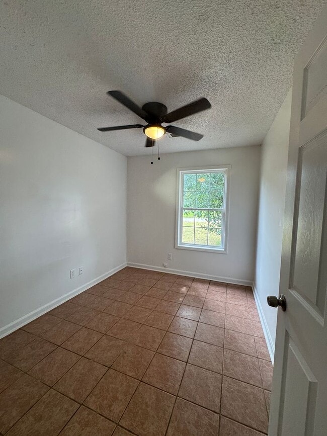 Building Photo - 3 Bed / 1 bath Available Now in Weiner, AR