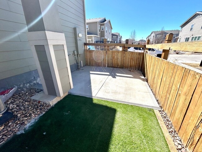 Building Photo - Better Than New! Stunning 4-year old Home Corner End-Unit with High-End Finishes