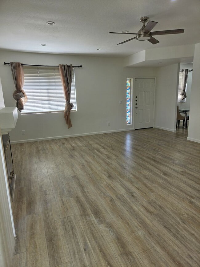 Building Photo - TOWNHOUSE-STYLE 3 BR + 2 1/2 BA UNIT IN CANYON COUNTRY AVAILABLE NOW