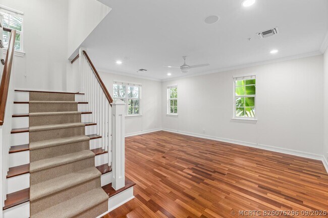 Building Photo - 310 Tuxedo Ln