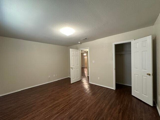 Building Photo - 4300 Larry Don Ln