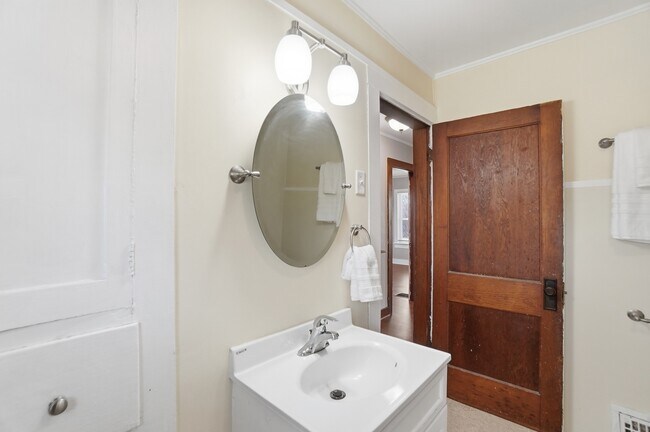 Building Photo - 1033 Forest Ave