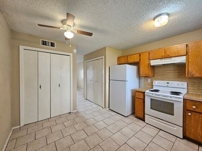 Building Photo - RENT SPECIAL - AVAILABLE NOW!