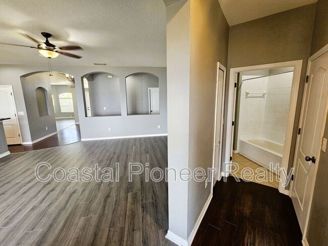 Building Photo - 1824 Mira Lago Cir