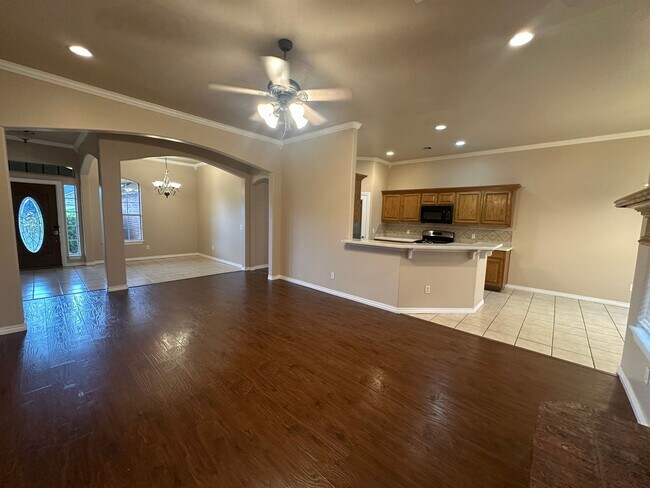 Building Photo - 2504 Thomas Dr