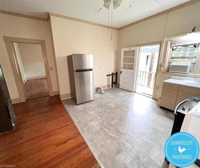 Building Photo - 305 Oakwood St