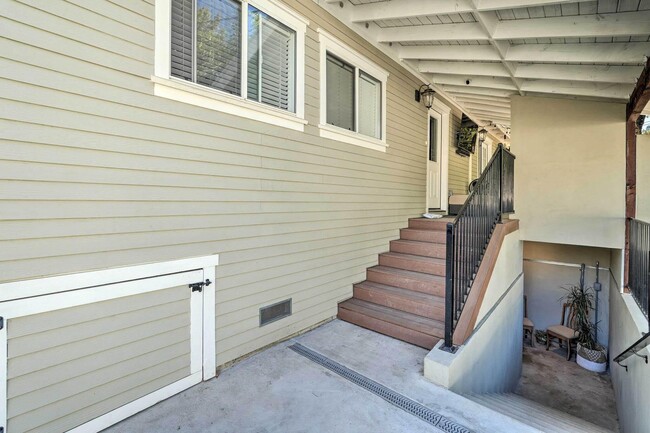 Building Photo - Remodeled 2 Bedroom with a Bonus Room Clos...