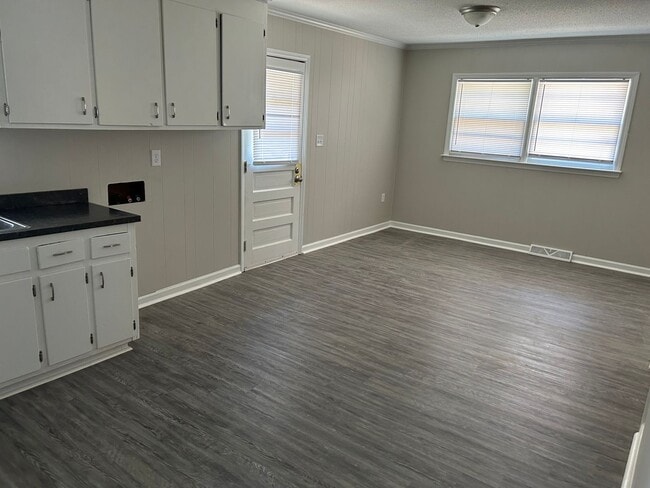 Building Photo - 3 bedroom, one bath house for rent