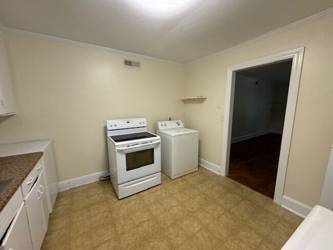 Building Photo - Centrally located, close to the Mall