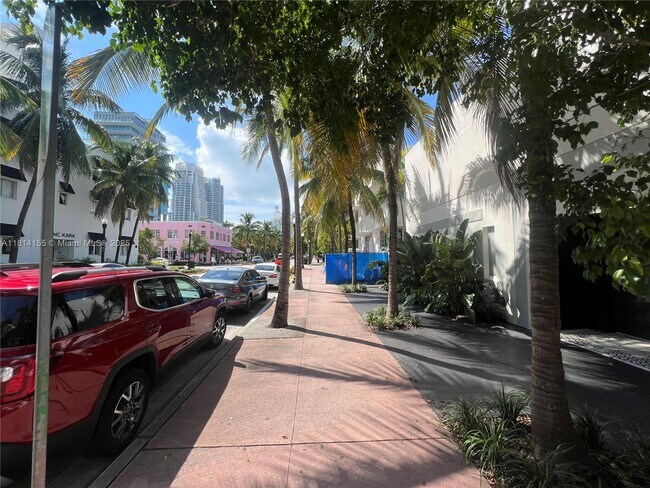 Building Photo - 220 Collins Ave