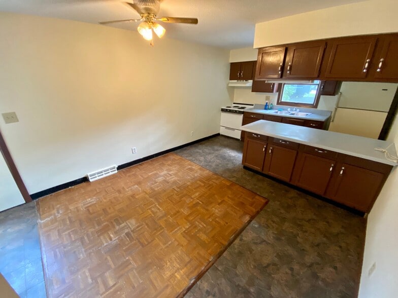 Building Photo - 3152 Losey Blvd S