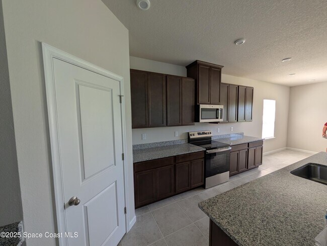 Building Photo - 2484 Landing Dr