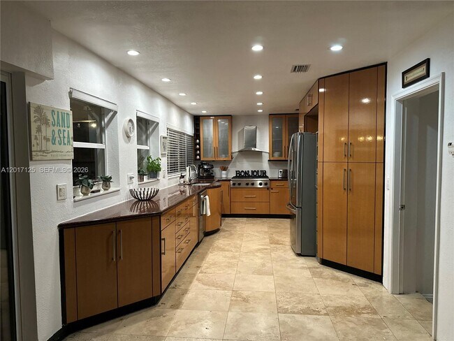 Building Photo - 2908 Bayview Dr