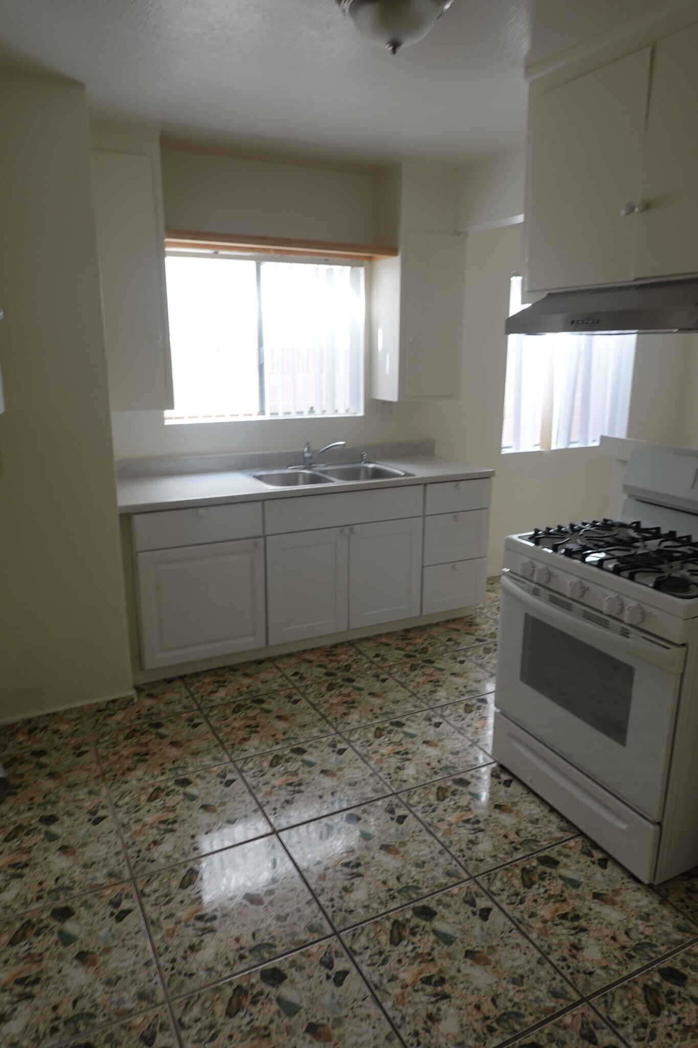 Kitchen - 15338 Larch Ave