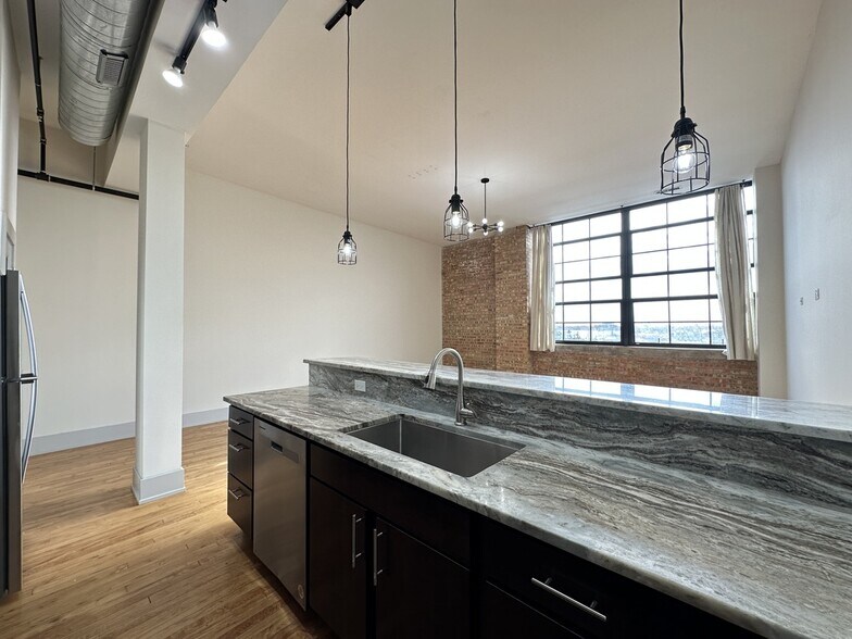 Building Photo - 1432 W 21st St