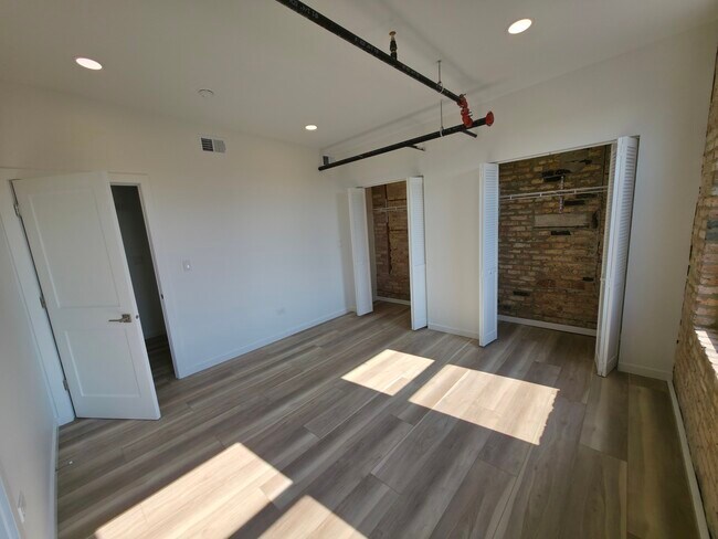 Building Photo - 2202 Lombard Ave