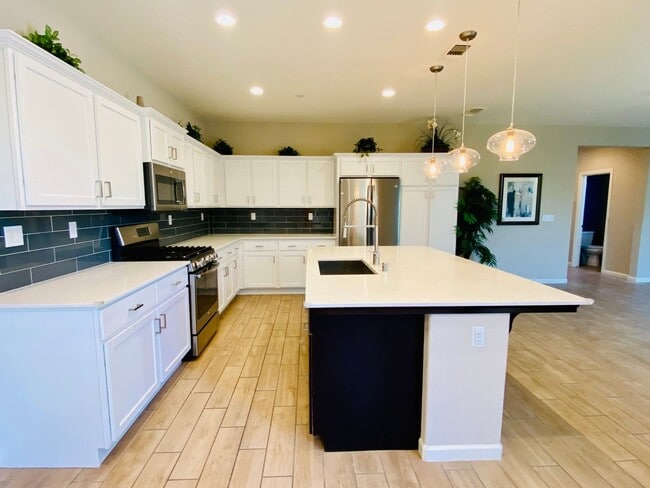 Building Photo - $2,395 Ashlan & Leonard, Beautiful 3 Bedroom - Buckingham Ave, Clovis