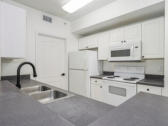 Building Photo - 5090 Fairways Cir