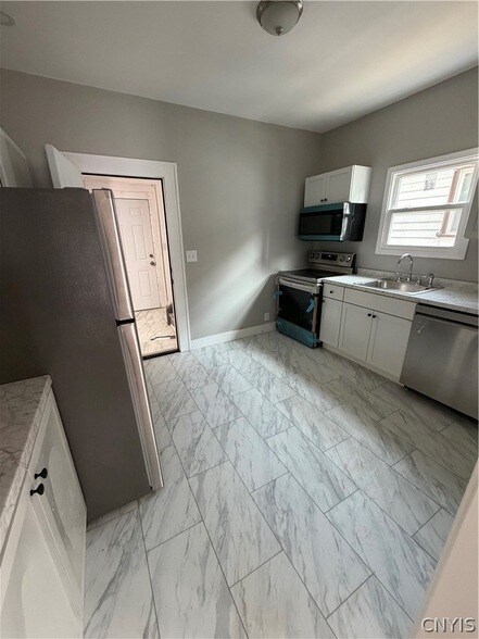 Building Photo - 501-501 Clarendon St