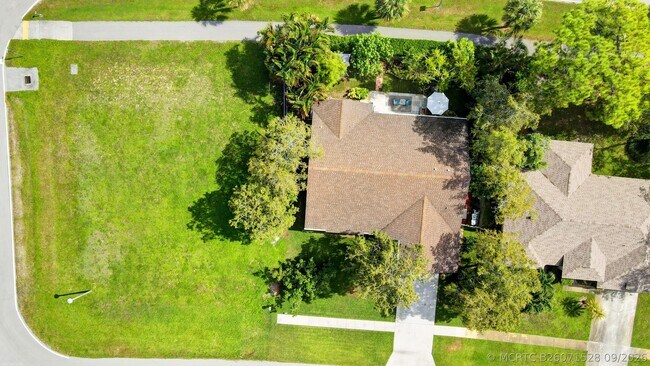 Building Photo - 1098 Primrose Ln