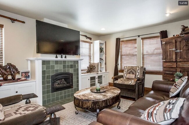 Building Photo - Beautiful Fully Furnished 4 Bed 3 Bath Home