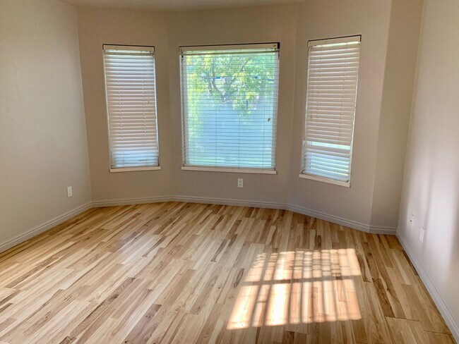 Building Photo - Large Home with Fully Fenced Yard