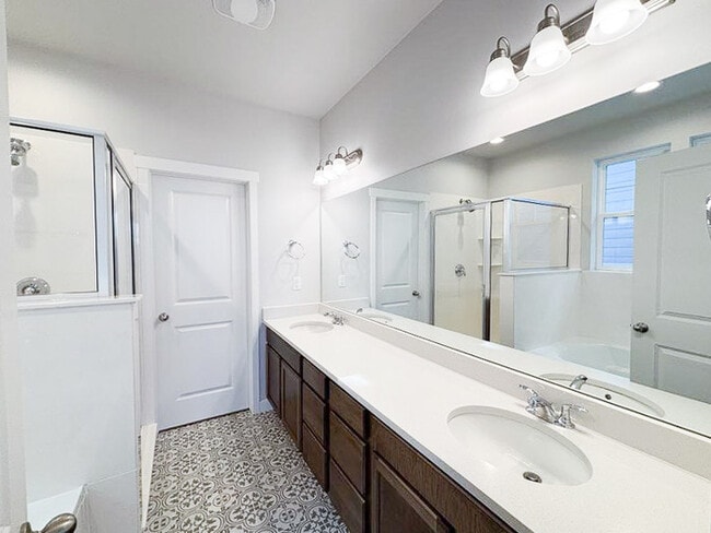 Building Photo - Bright - Open Floor Plan - Steps away from...